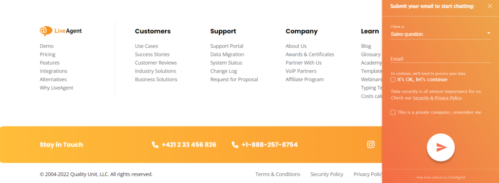 LiveAgent's landing page footer and live chat