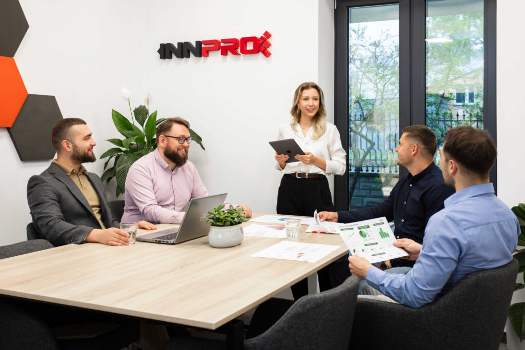 INNPRO 团队在办公室环境中