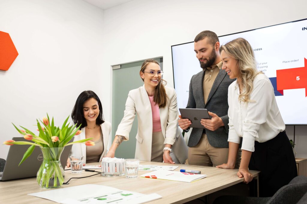 INNPRO 客户支持团队在会议上